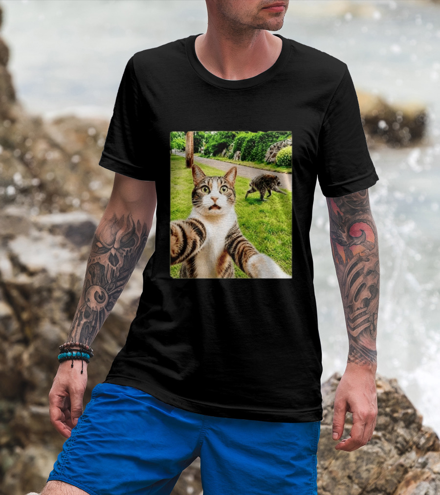 Shocked Face Tabby Cat Taking Selfie With Running Raccoon On Lawn Road T-Shirt