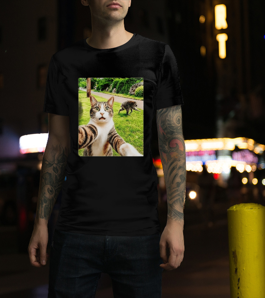 Shocked Face Tabby Cat Taking Selfie With Running Raccoon On Lawn Road T-Shirt