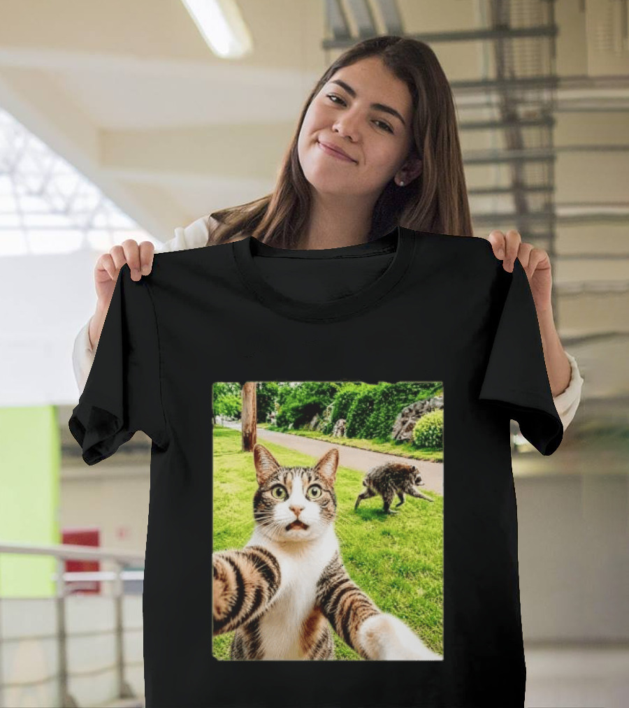 Shocked Face Tabby Cat Taking Selfie With Running Raccoon On Lawn Road T-Shirt
