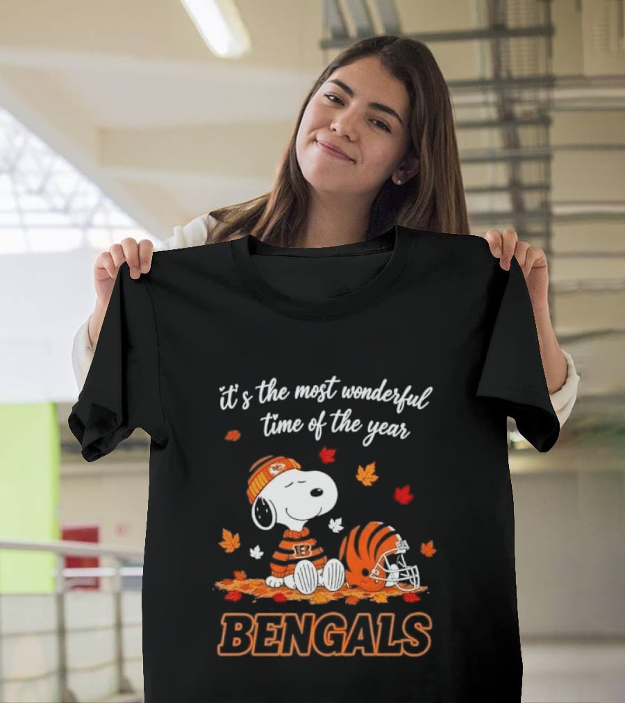It's The Most Wonderful Time Of The Year Snoopy Bengals Leaves Helmet T-Shirt