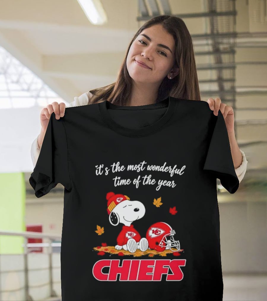 Kansas City Chiefs Snoopy It's The Most Wonderful Time Of The Year Helmet Autumn Leaves T-Shirt