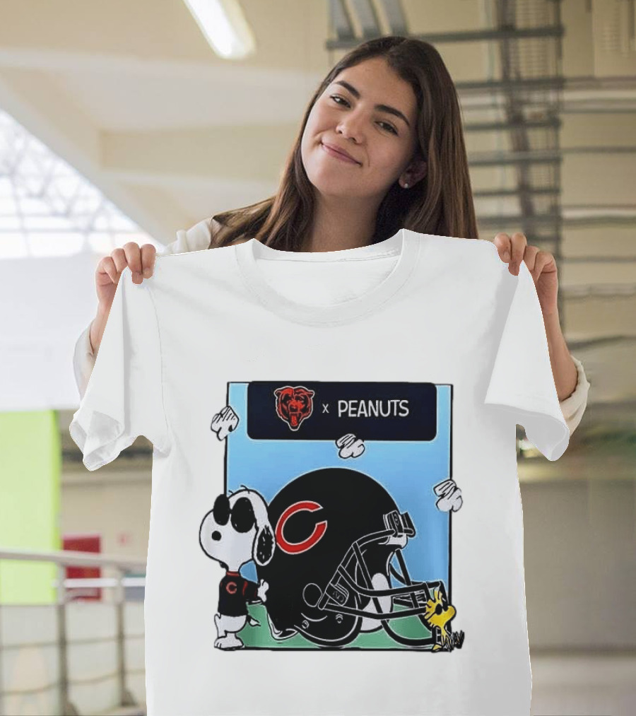 Chicago Bears X Peanuts Snoopy Woodstock Football Collaboration T-Shirt