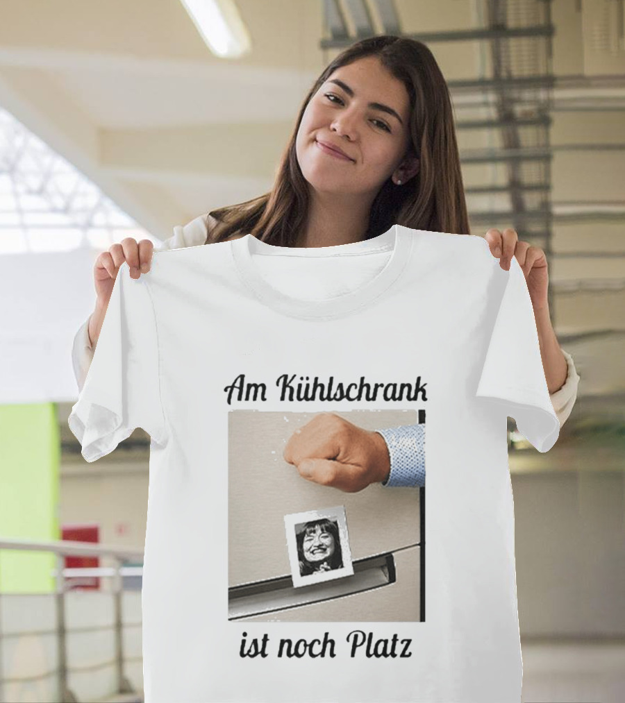 Am Kühlschrank Ist Noch Platz Foto Moustache Hand T-Shirt