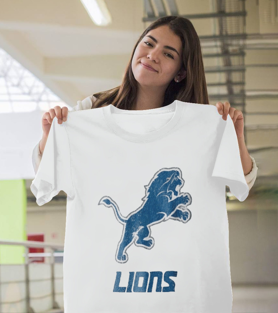 Detroit Lions Distressed Blue Leaping Lion Vintage Team Spirit T-Shirt