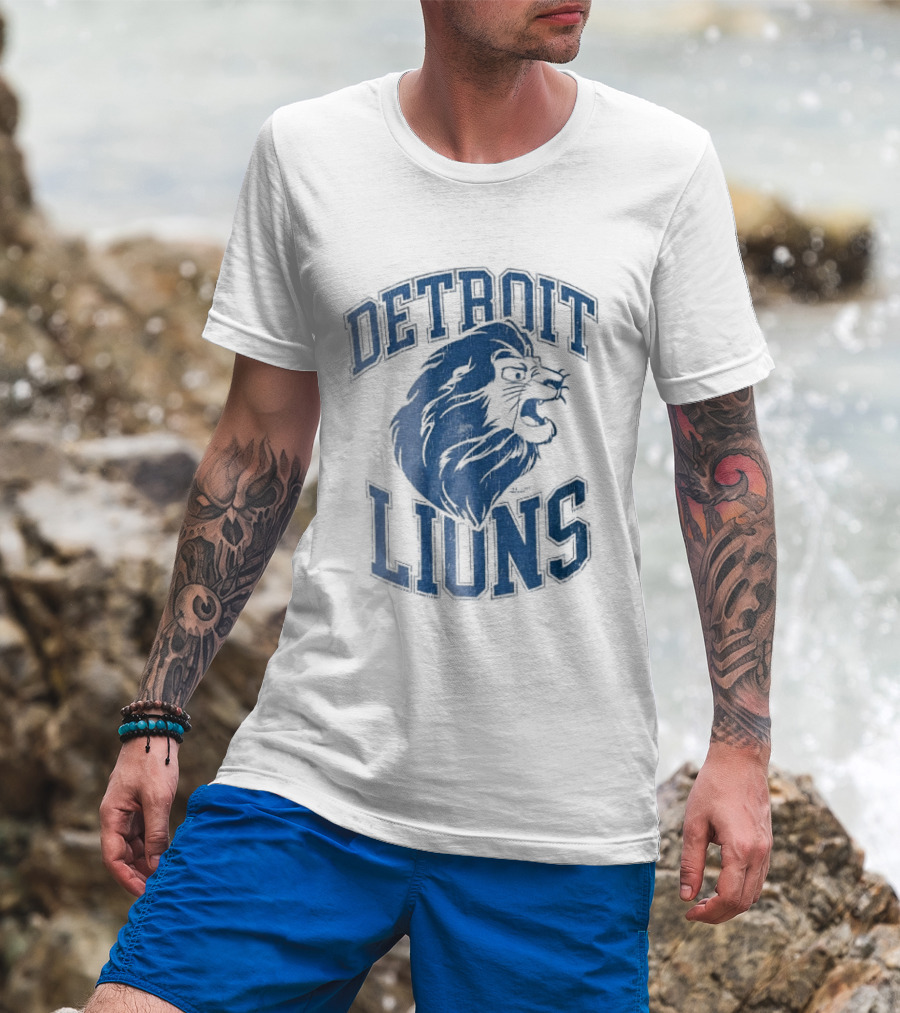 Detroit Lions Distressed Roaring Lion Head Varsity T-Shirt
