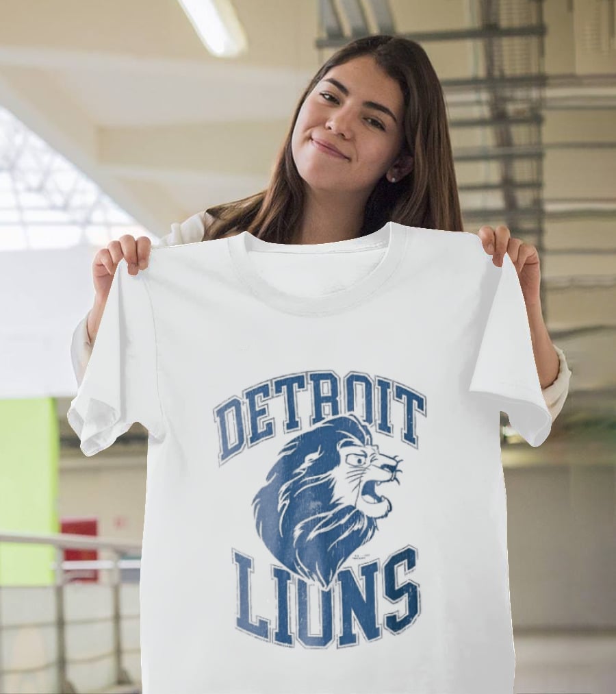 Detroit Lions Distressed Roaring Lion Head Varsity T-Shirt