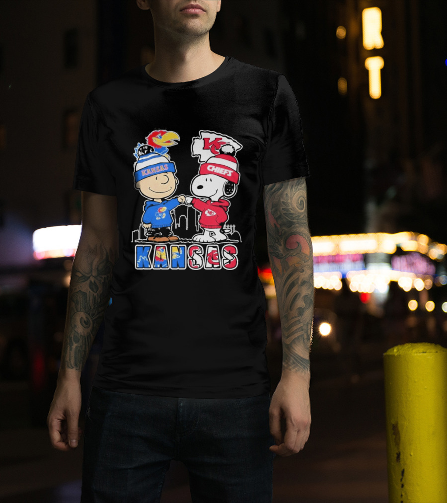 Kansas Jayhawks Kansas City Chiefs Peanuts Christmas 2025 Snoopy And Woodstock Fist Bump T-Shirt