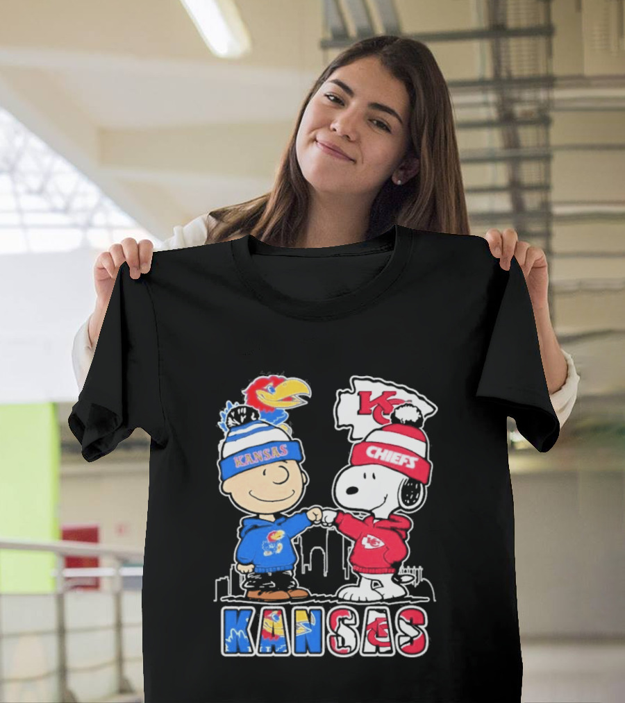 Kansas Jayhawks Kansas City Chiefs Peanuts Christmas 2025 Snoopy And Woodstock Fist Bump T-Shirt