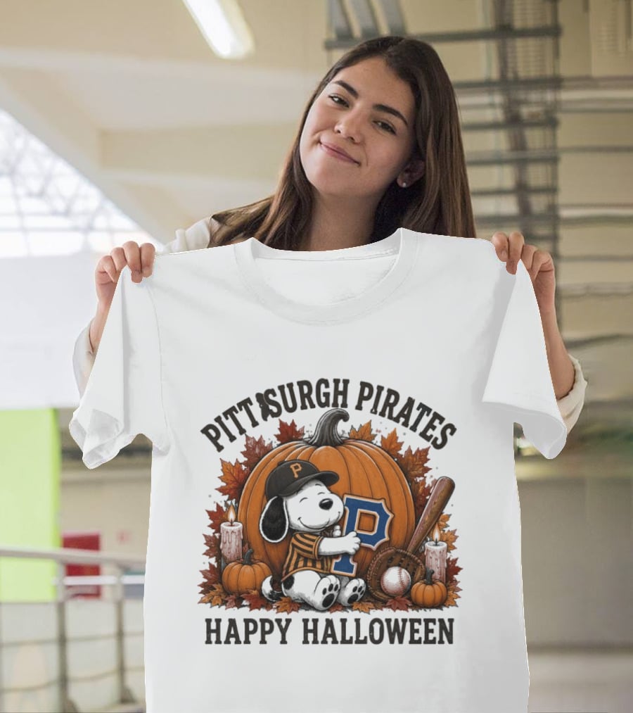 Pittsburgh Pirates Halloween Snoopy Hugging P With Pumpkin And Candles T-Shirt