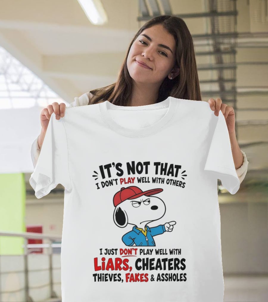 Snoopy It's Not That I Don't Play Well With Others I Just Don't Play Well With Liars Cheaters Thieves Fakes T-Shirt