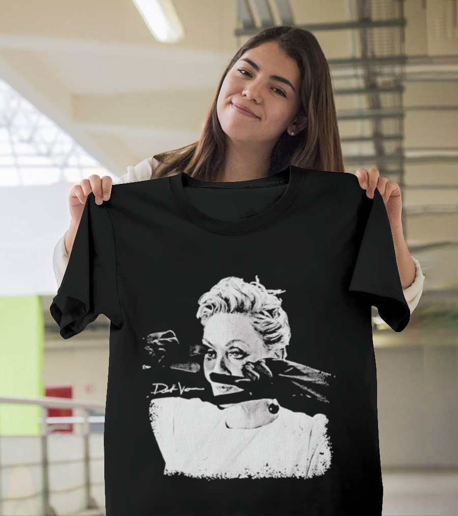 Deborah Vance Hacks TV Show Makeup Scene T-Shirt