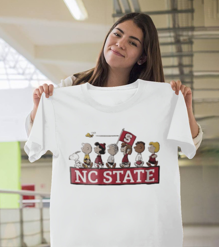 NC State University Peanuts Characters Walking With Flag 2006 Snoopy Woodstock Charlie Brown Lucy Linus Peppermint Patty Franklin T-Shirt