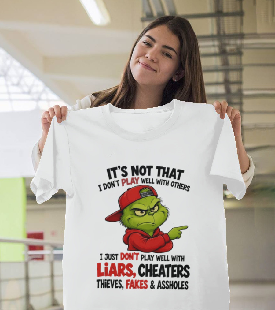 Grinch It's Not That I Don't Play Well With Others I Just Don't Play Well With Liars Cheaters Thieves Fakes & Assholes T-Shirt