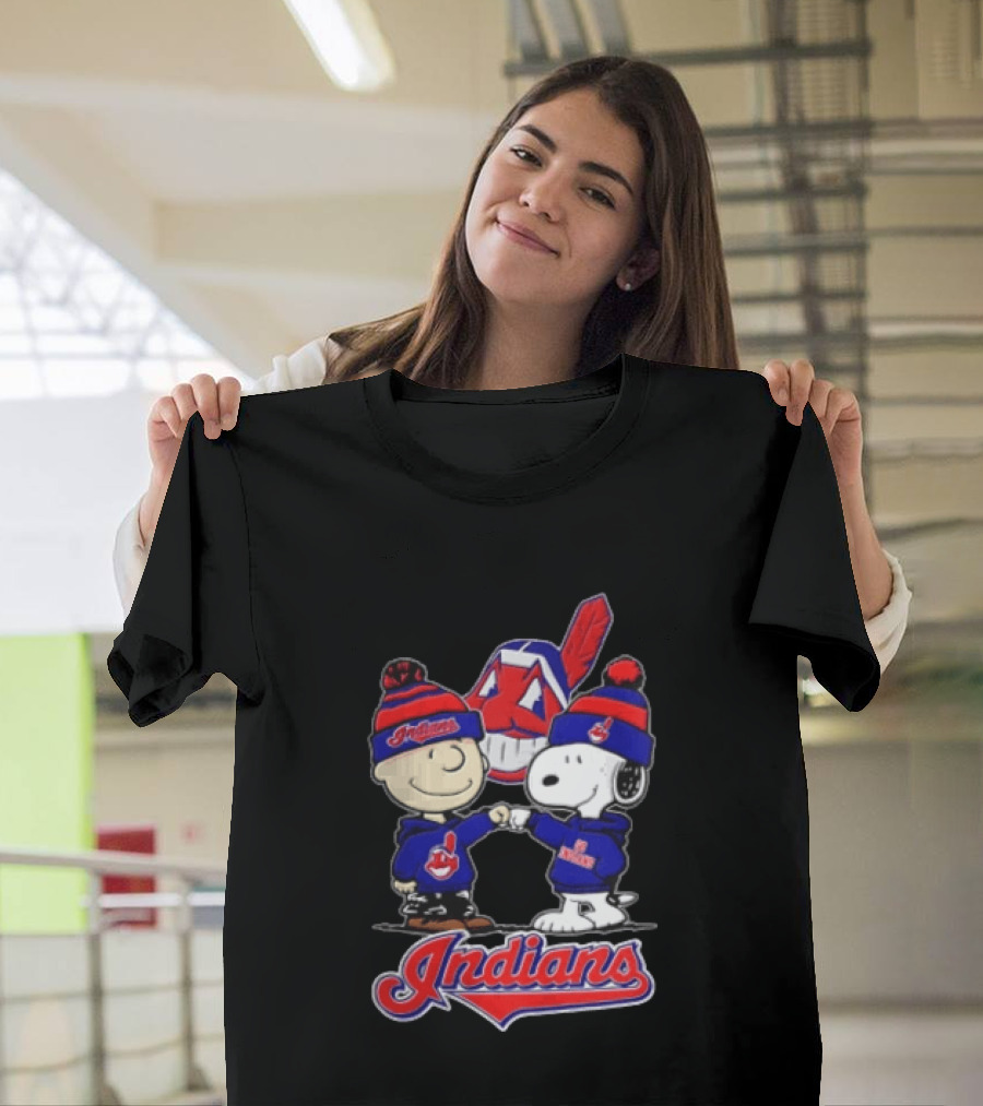 Cleveland Indians Charlie Brown Snoopy Fist Bumping Peanuts Fan Gear T-Shirt