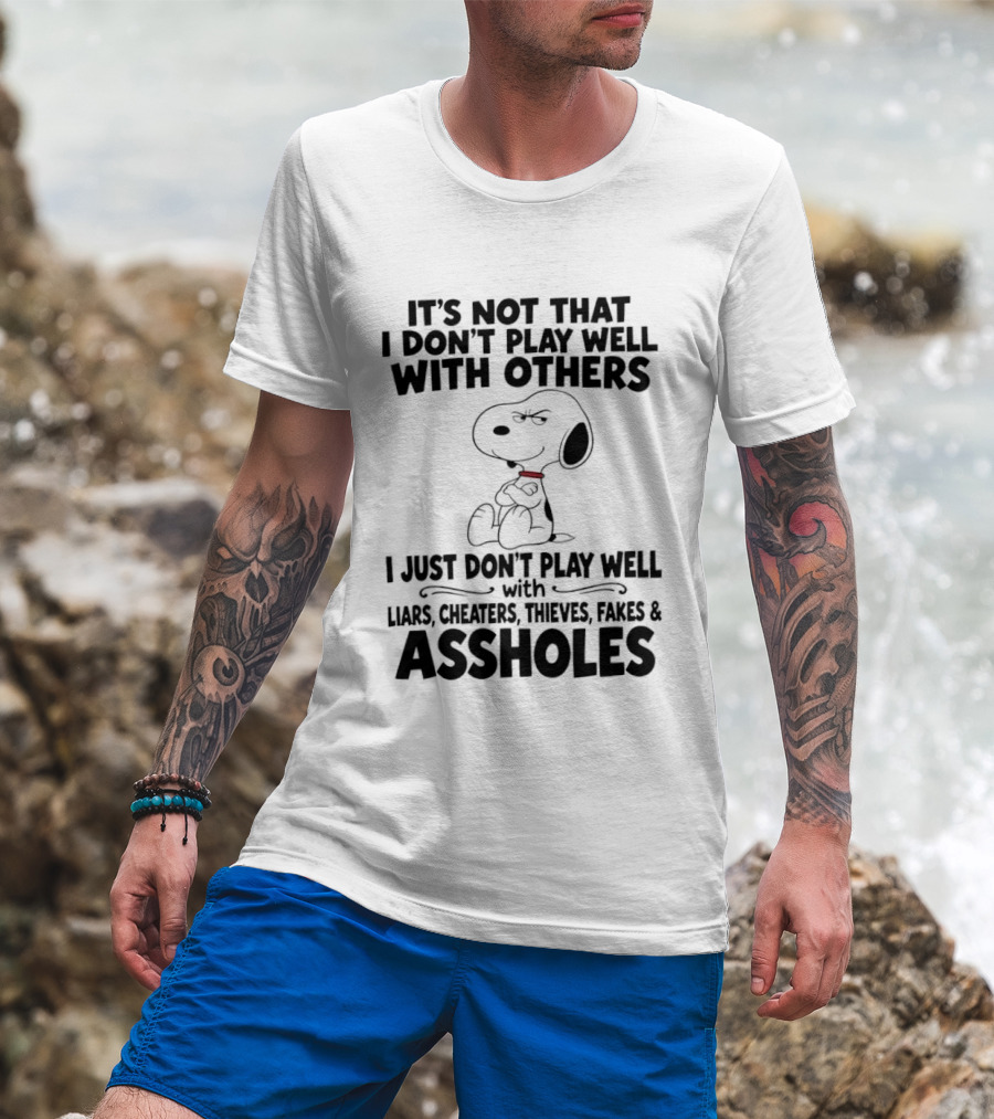 Snoopy It's Not That I Don't Play Well With Others I Just Don't Play Well With Liars Cheaters Thieves Fakes And Assholes T-Shirt