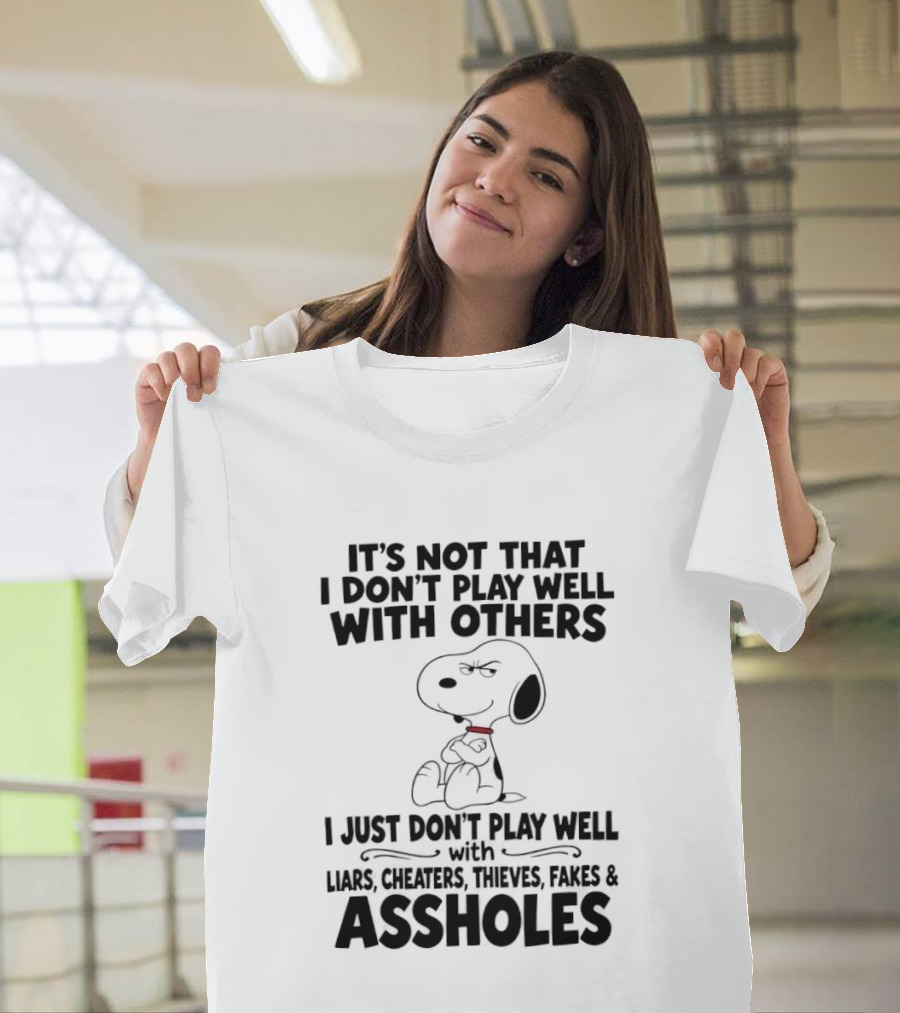 Snoopy It's Not That I Don't Play Well With Others I Just Don't Play Well With Liars Cheaters Thieves Fakes And Assholes T-Shirt