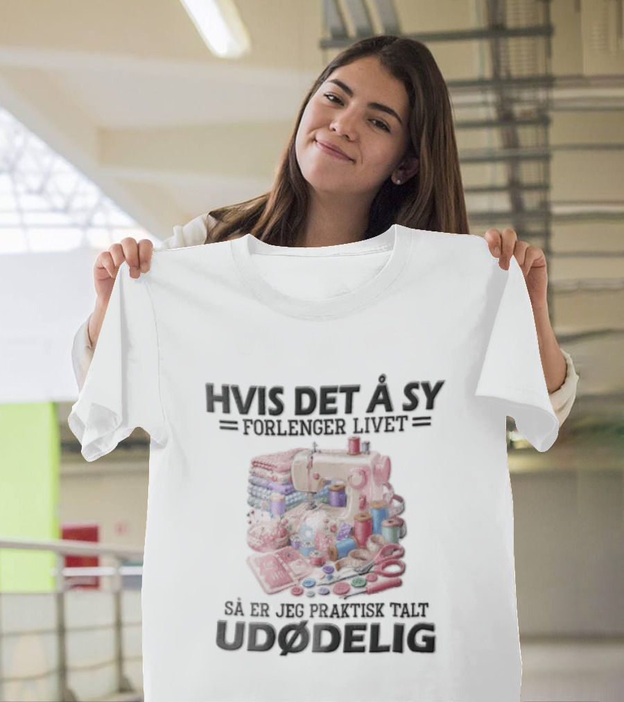 Hvis Det A Sy Forlenger Livet Sa Er Jeg Praktisk Talt Udodelig Symaskin Sytilbehør T-Shirt