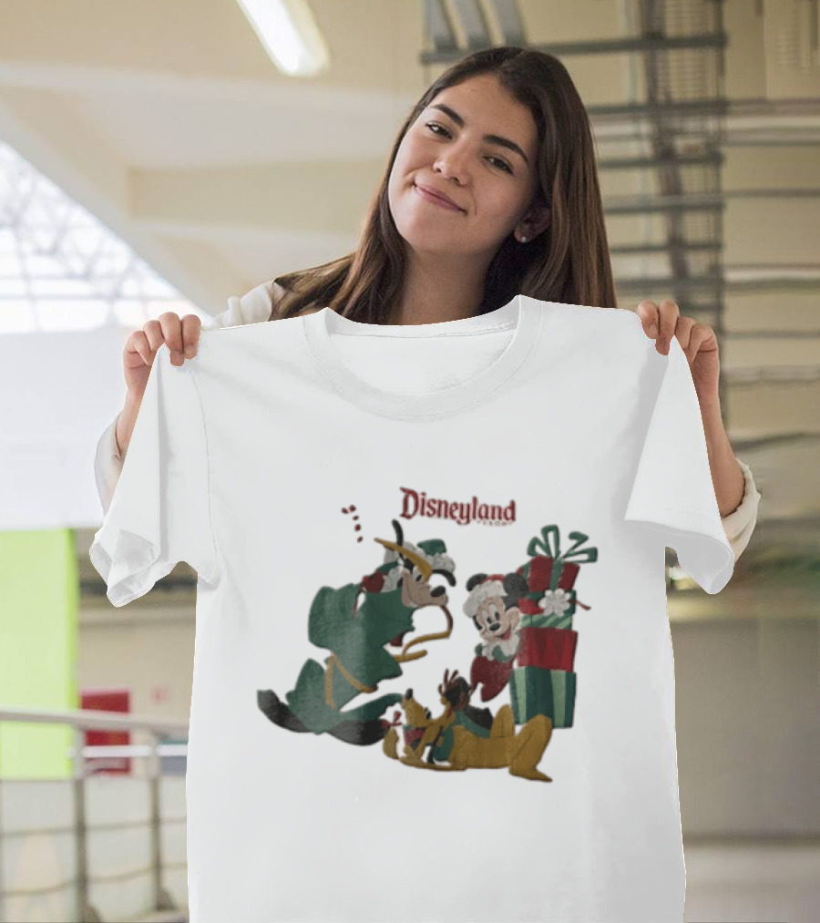 Disneyland Goofy Mickey Pluto Christmas T-Shirt