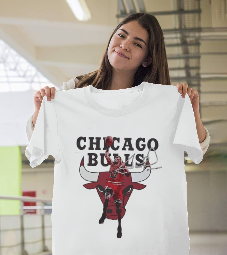 Scottie Pippen 33 Chicago Bulls Jumping Dunk Iconic Bulls T-Shirt