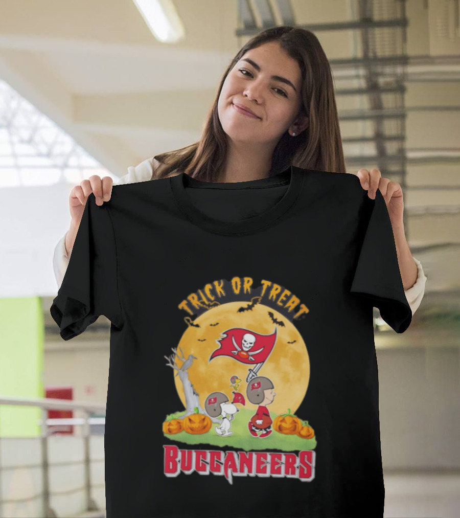 Tampa Bay Buccaneers Peanuts Trick Or Treat Halloween Moon Pumpkins T-Shirt
