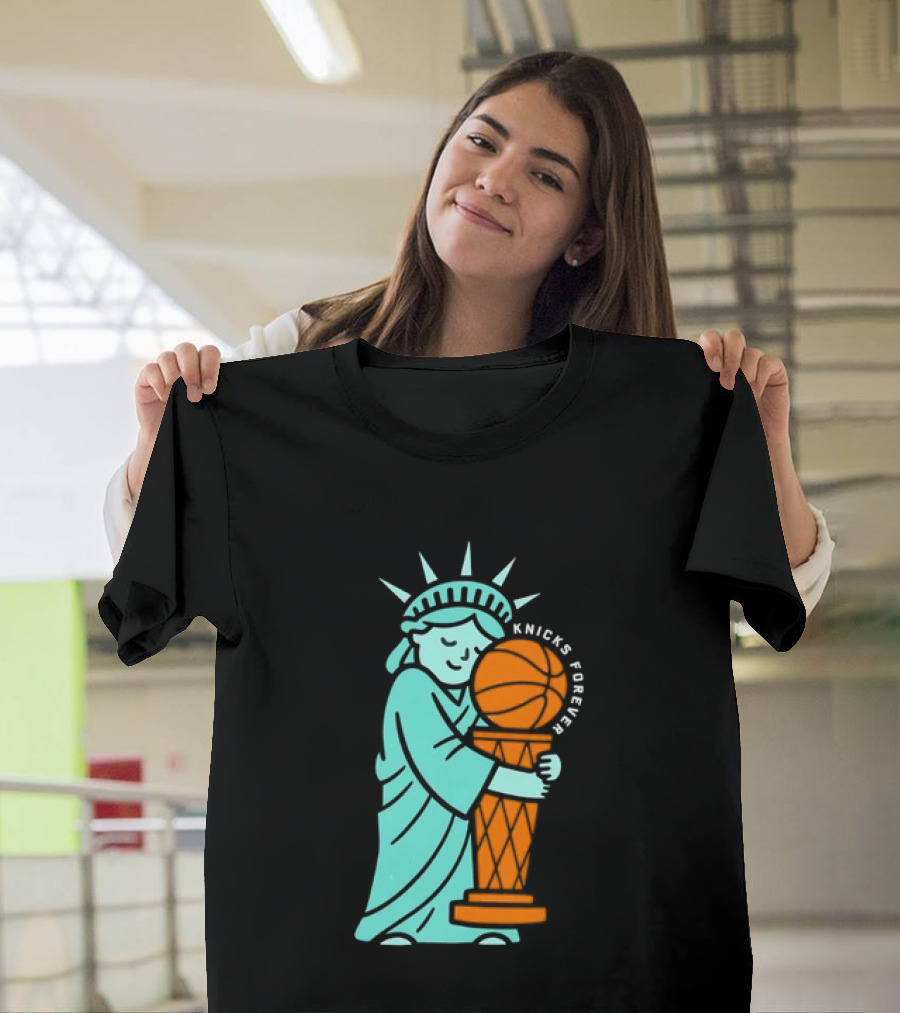 Statue Of Liberty Hug Larry O'Brien Trophy Knicks Forever T-Shirt