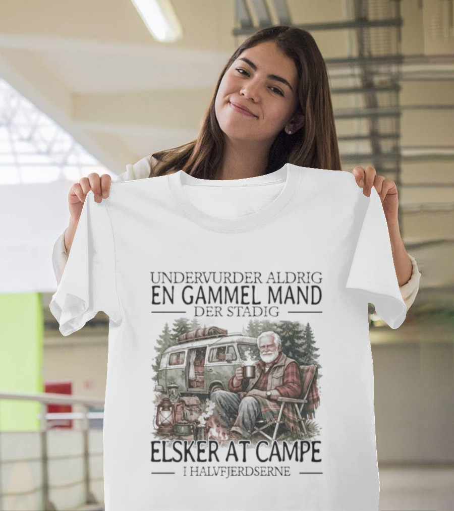 Undervurder Aldrig En Gammel Mand Der Stadig Elsker At Campere I Halvfjerdserne T-Shirt
