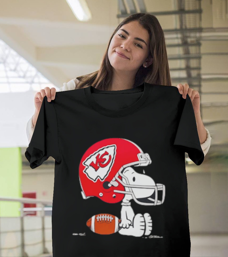 Snoopy Kansas City Chiefs Helmet Football T-Shirt