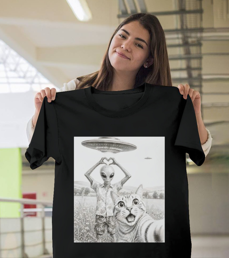 Alien And Cat Selfie UFO Extraterrestrial Meadow Scene T-Shirt