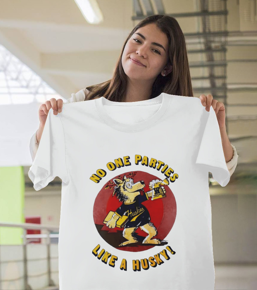 LB81 Wolf Drinking Beer And Carrying Book No One Parties Like A Husky Huskies T-Shirt