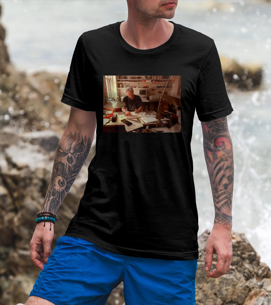 Pat Oliphant Cartoonist In Studio Drawing And Sketching T-Shirt