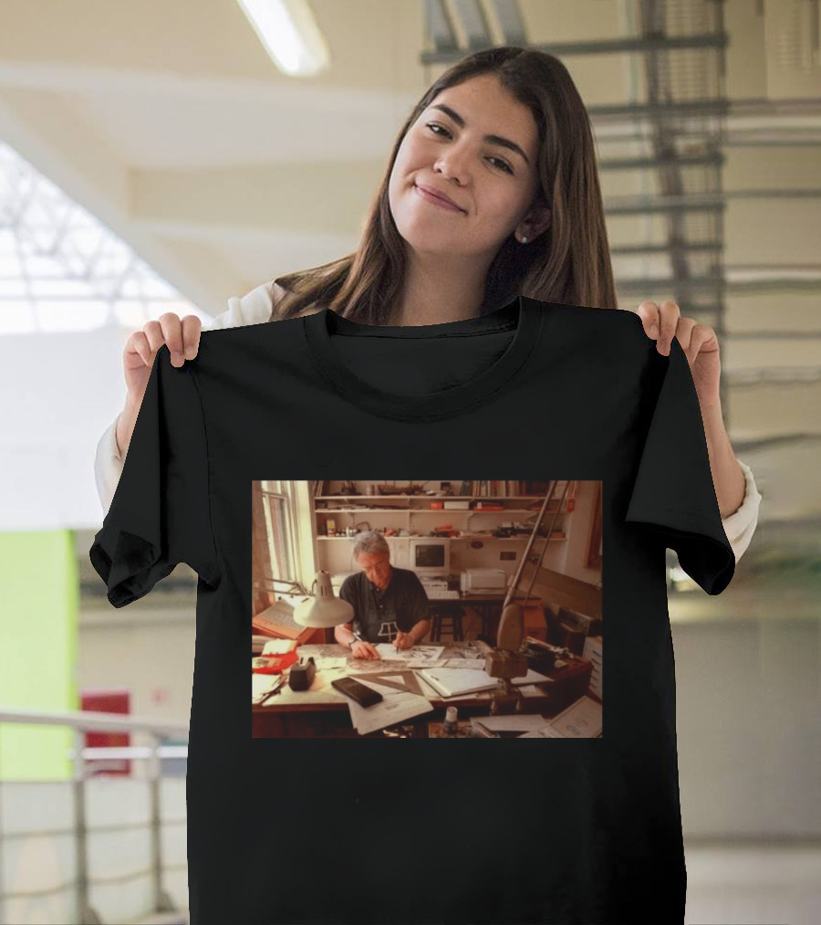 Pat Oliphant Cartoonist In Studio Drawing And Sketching T-Shirt