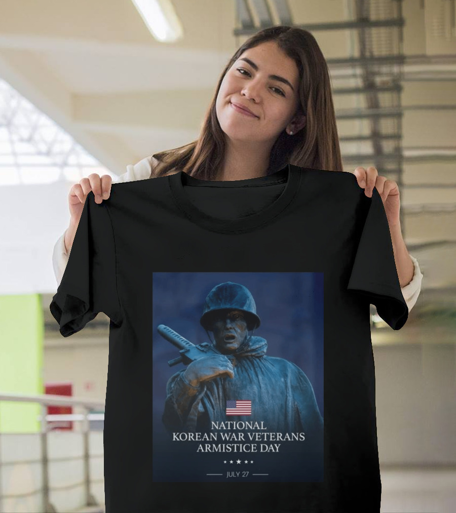 National Korean War Veterans Armistice Day July 27 Soldier Statue Display With American Flag T-Shirt