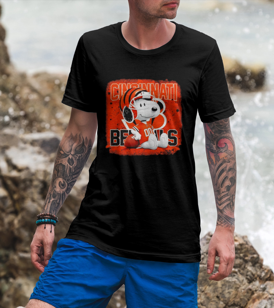 Cincinnati Bengals Snoopy 00 Football Helmet T-Shirt