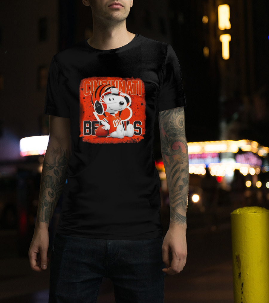 Cincinnati Bengals Snoopy 00 Football Helmet T-Shirt