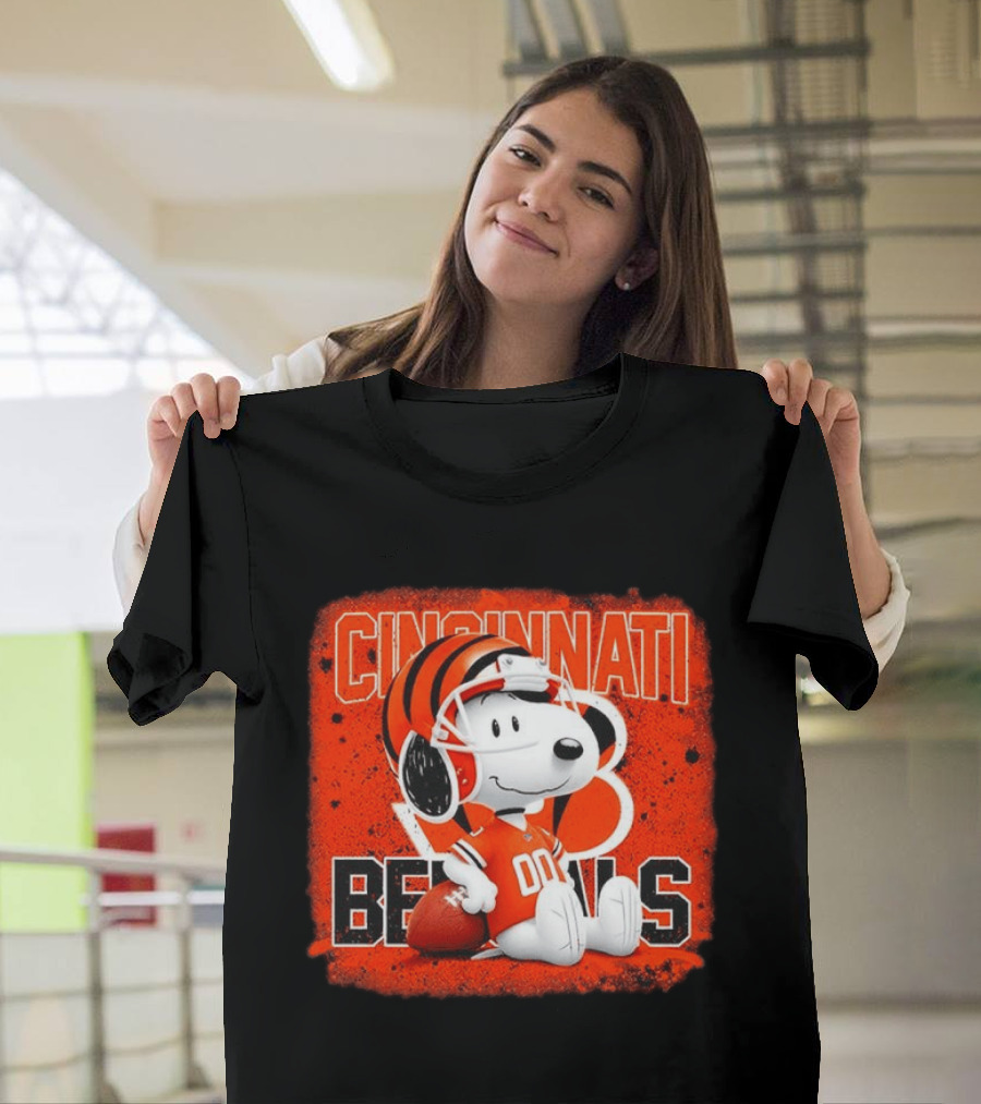 Cincinnati Bengals Snoopy 00 Football Helmet T-Shirt
