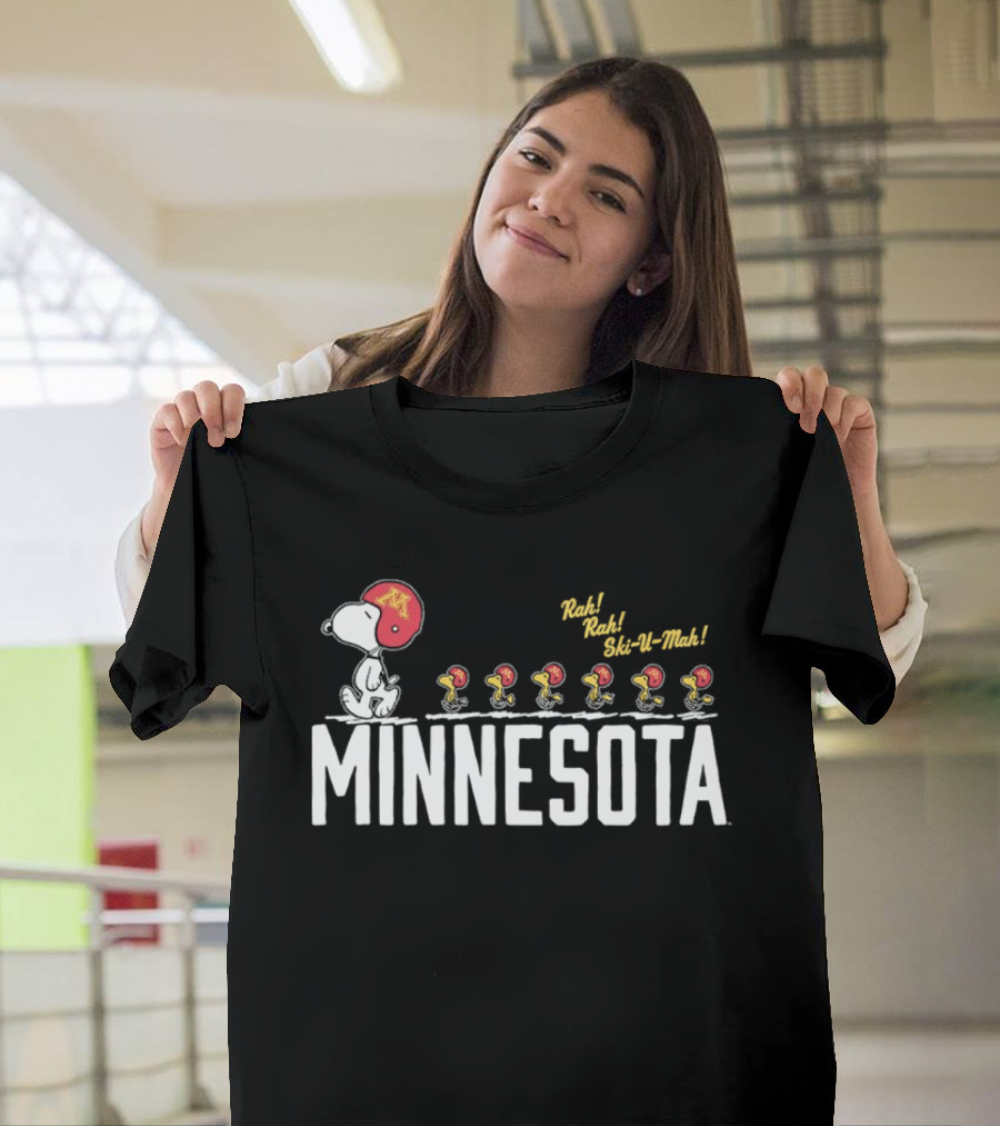 Peanuts Snoopy Minnesota Golden Gophers Ski U Mah Football Team T-Shirt