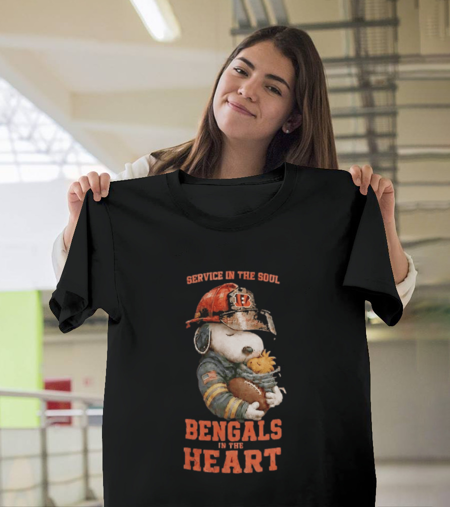 Service In The Soul Bengals In The Heart Snoopy Cincinnati Bengals Firefighter Hugging Woodstock T-Shirt