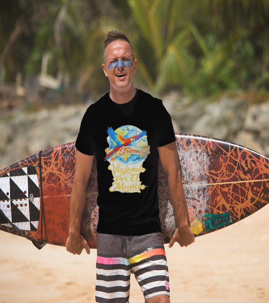 Tro Macaw Flying Across Globe Viaje Por El Mundo T-Shirt