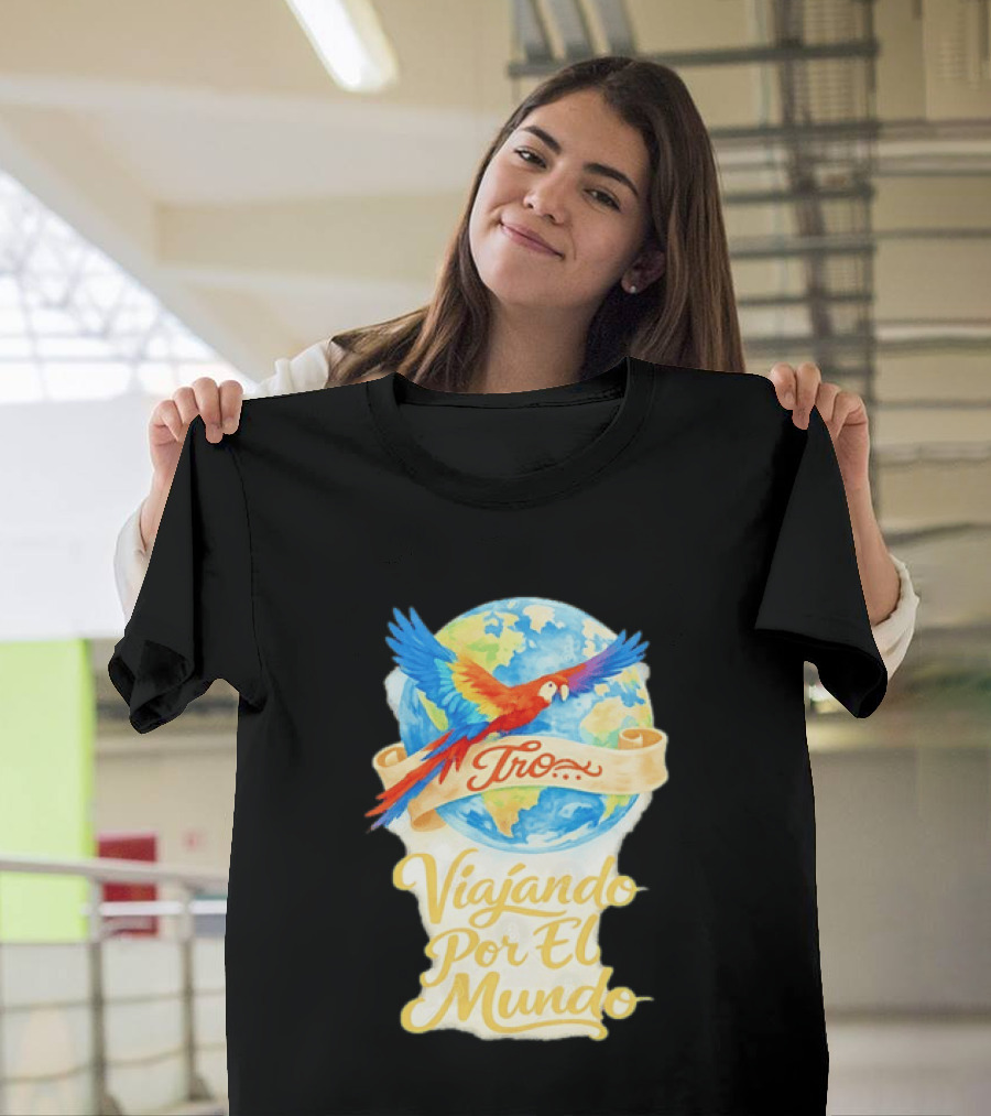 Tro Macaw Flying Across Globe Viaje Por El Mundo T-Shirt