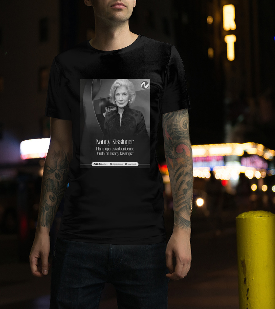 Nancy Kissinger Filántropa Estadounidense Viuda De Henry Kissinger Nuria Piera T-Shirt