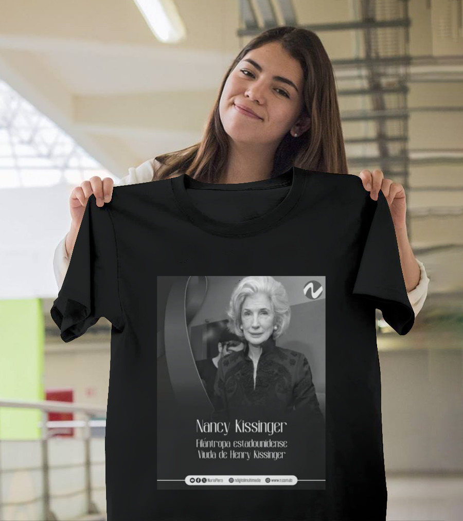 Nancy Kissinger Filántropa Estadounidense Viuda De Henry Kissinger Nuria Piera T-Shirt