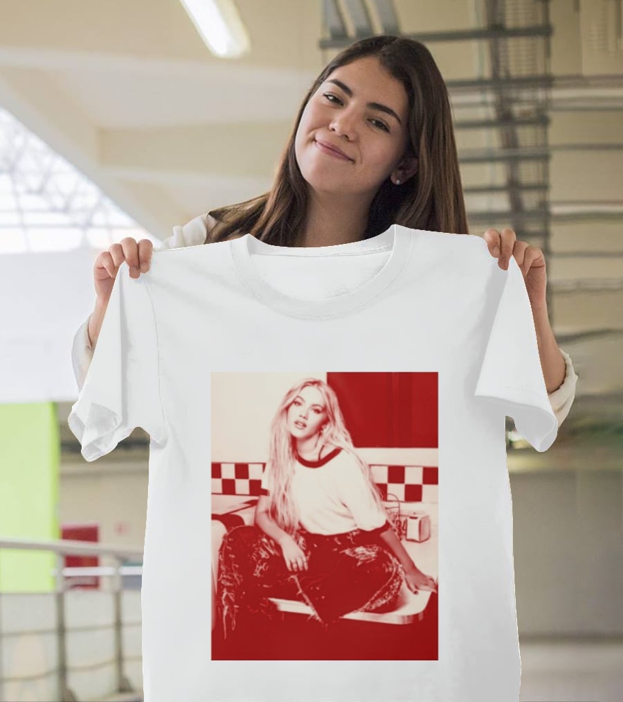 Freya Skye Store Bad Taste Photo Retro Vibe Outfit With Distressed Jeans And Casual Raglan Top In Diner Setting T-Shirt