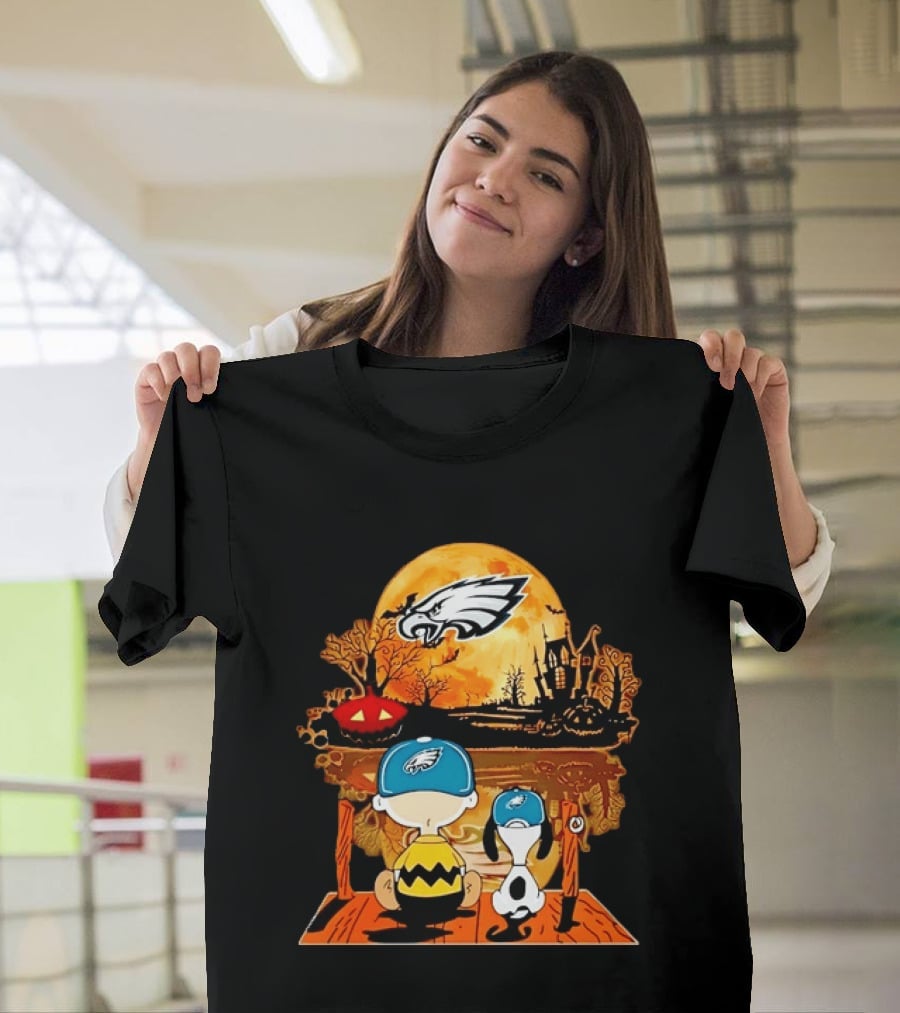 Philadelphia Eagles Halloween Charlie Brown And Snoopy Sitting With Pumpkin And Haunted House T-Shirt