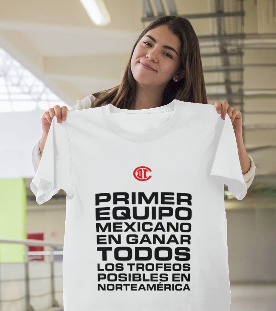 Primer Equipo Mexicano En Ganar Todos Los Trofeos Con Emblema Rojo Norteamérica T-Shirt