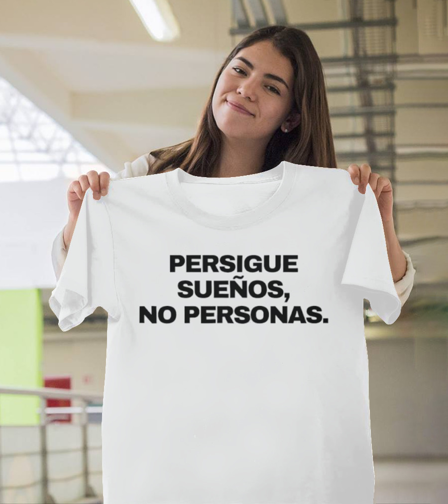 Persigue Sueños No Personas Motivational Spanish Phrase Chase Dreams T-Shirt