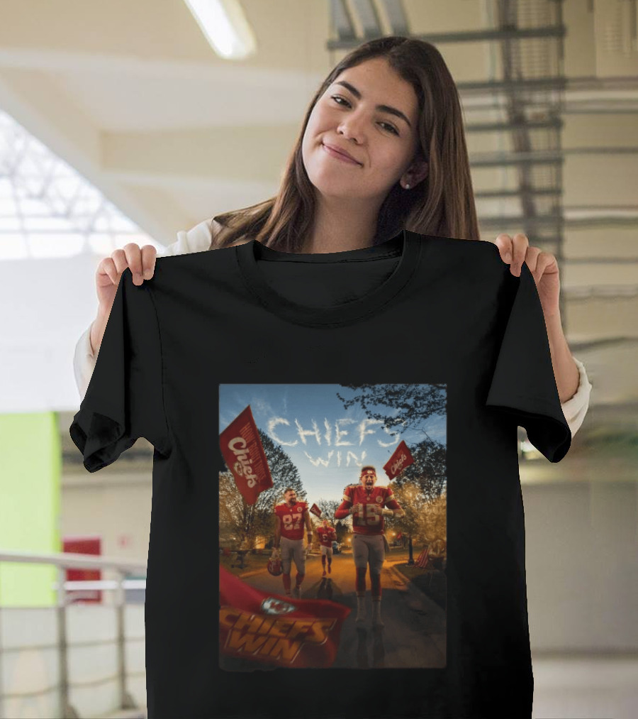 Kansas City Chiefs Winning Moment Patrick Mahomes Travis Kelce Chiefs Win T-Shirt