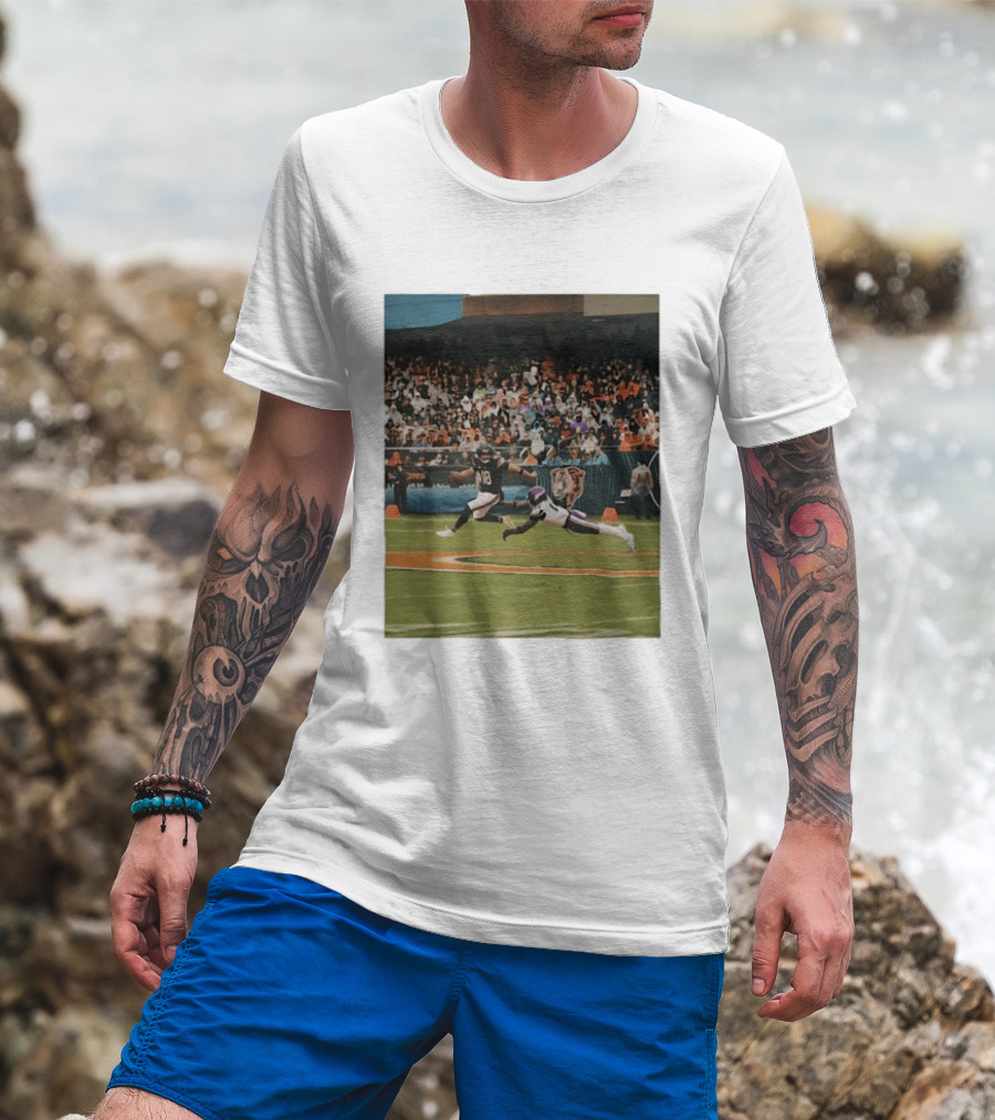 Chicago Bears Vs Minnesota Vikings NFL Game Action Sports Photo T-Shirt