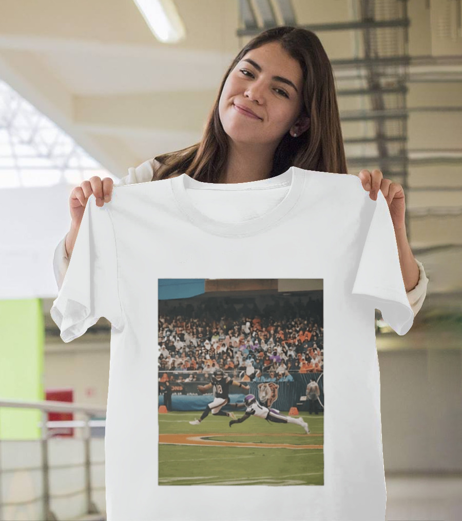 Chicago Bears Vs Minnesota Vikings NFL Game Action Sports Photo T-Shirt