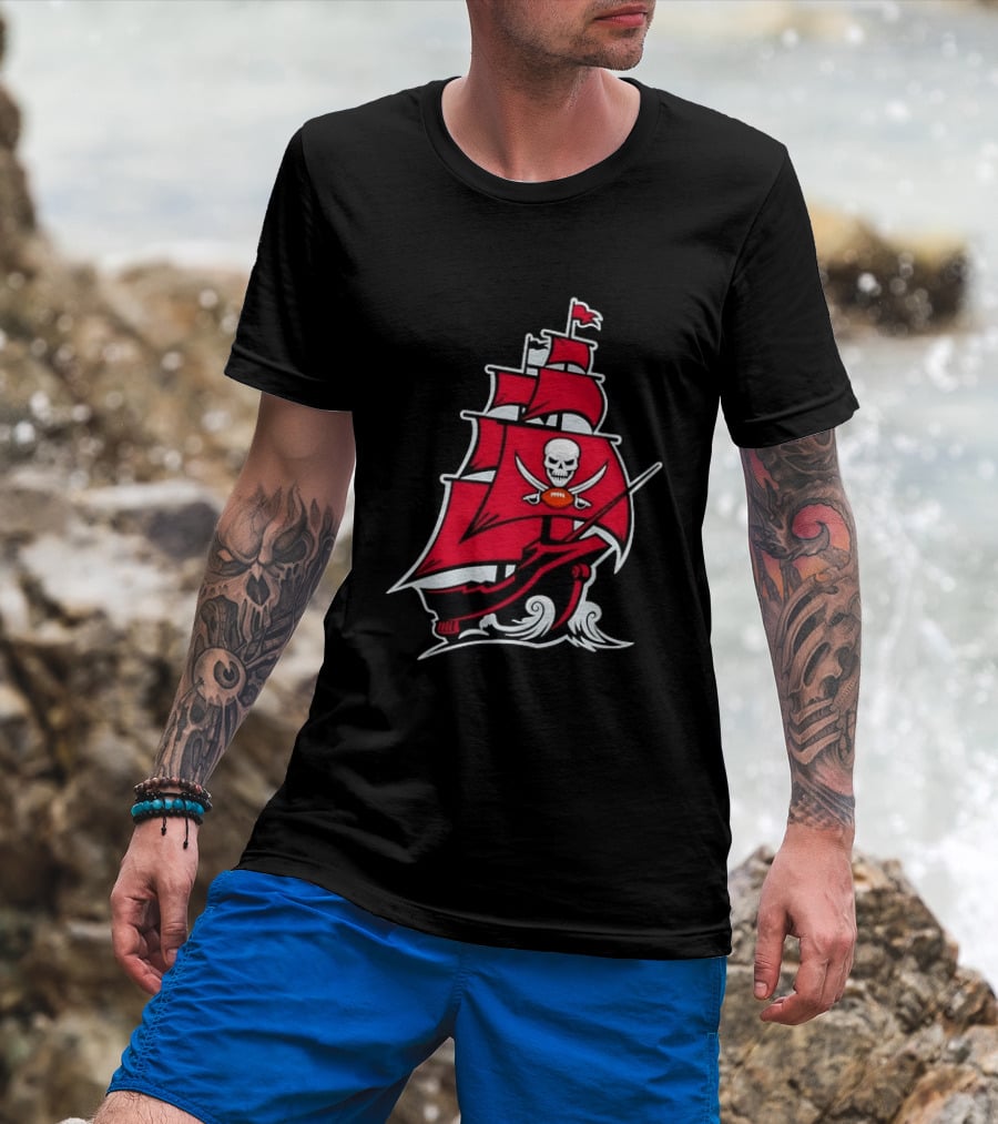 Tampa Bay Buccaneers Pirate Ship Skull Football T-Shirt