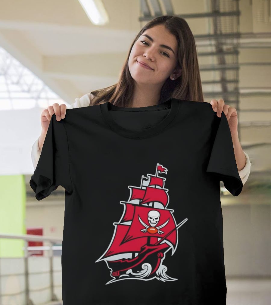 Tampa Bay Buccaneers Pirate Ship Skull Football T-Shirt